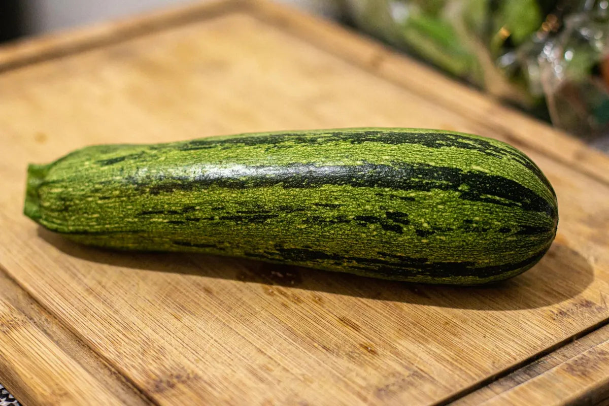 Courgette fraîche sur planche en bois - légumes verts au cœur de la Phase 1 Méthode Longévité