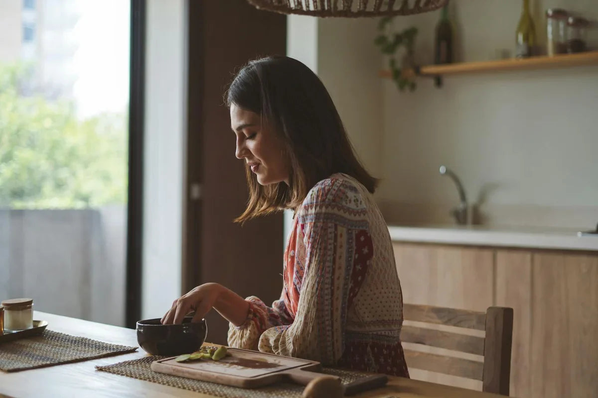 Femme adulte savourant un repas équilibré chez elle - stabilisation au long cours Méthode Longévité