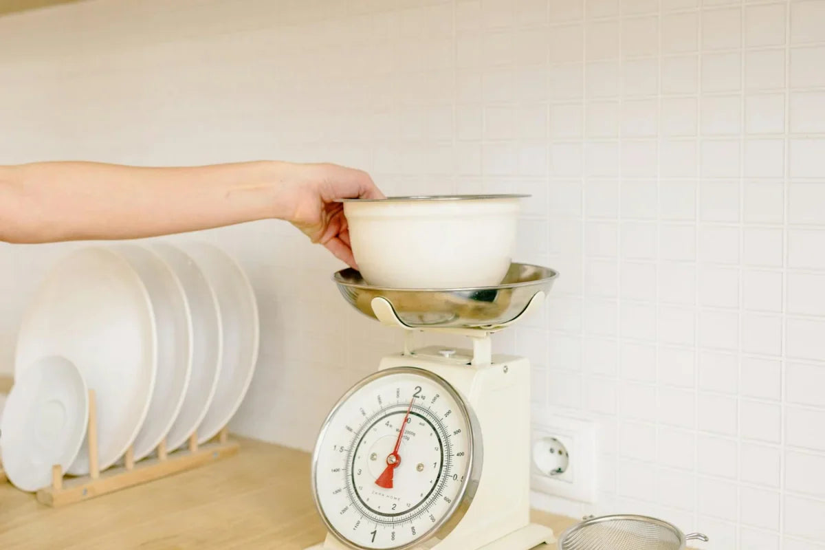 Pesée d'un bol sur balance de cuisine - calcul des apports protéiques en Phase 1 Méthode Longévité