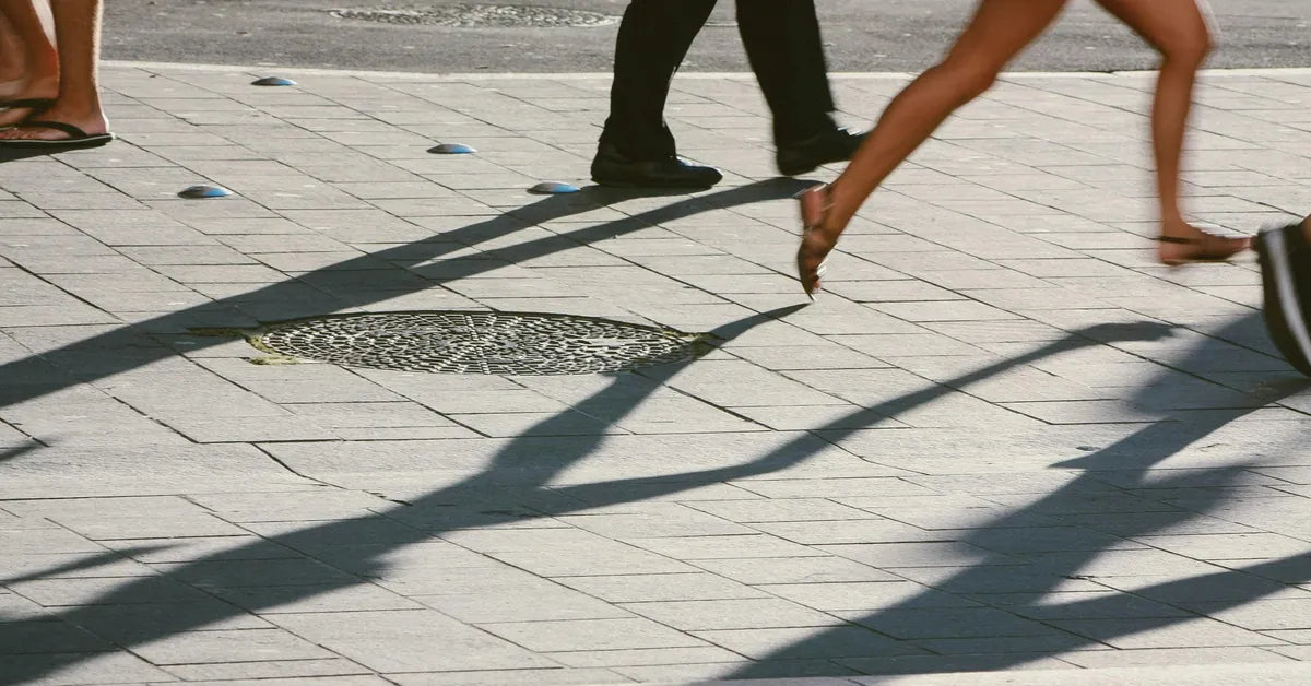 Piétons en mouvement sur trottoir illustrant la dépense énergétique quotidienne invisible (NEAT)