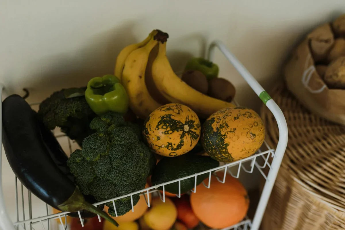 Panier de légumes et fruits frais dans une cuisine - diversité alimentaire reconquise en Phase 2 Méthode Longévité