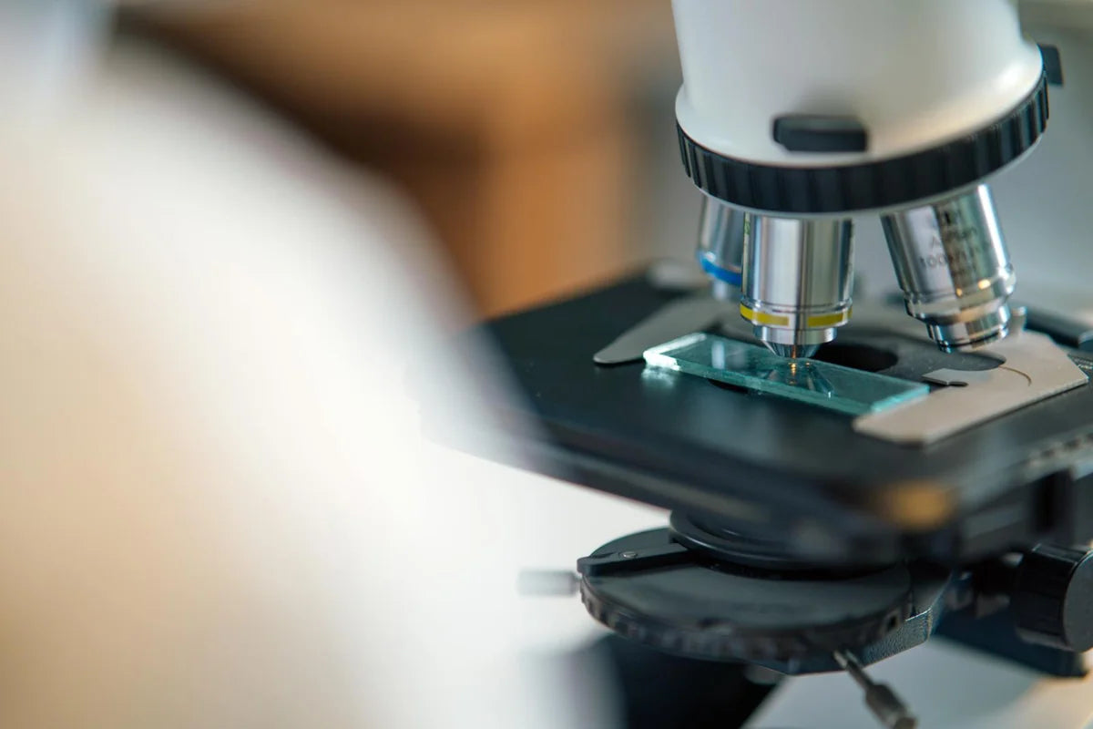Microscope de laboratoire en gros plan - Pilier PROTÉINES : ce que la science nous apprend Méthode Longévité